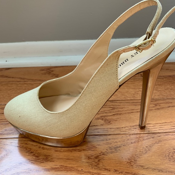NWOT Audrey Brook Linen and Gold 6” Stiletto - Picture 4 of 11